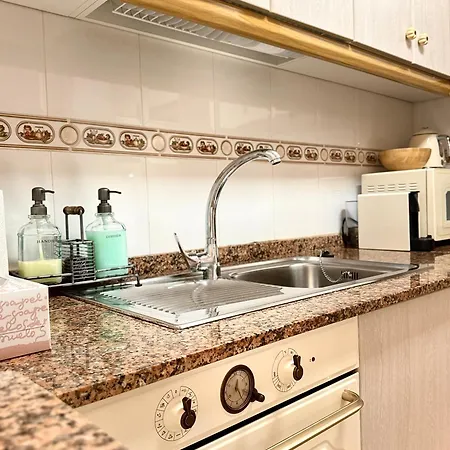Апартаменты Cozy 2 Bedroom Near Locos