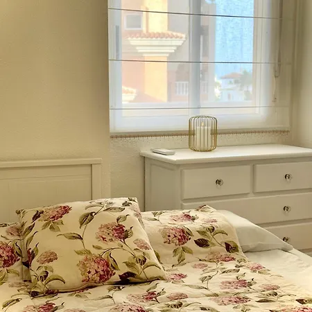 Апартаменты Cozy 2 Bedroom Near Locos Торевьиа