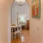 Cozy 2 Bedroom Near Locos Apartmán