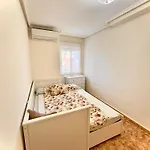 Cozy 2 Bedroom Near Locos