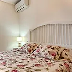 Cozy 2 Bedroom Near Locos Apartmán *